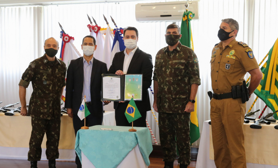 ​Paraná recebe 100 fuzis do Exército para reforçar segurança pública