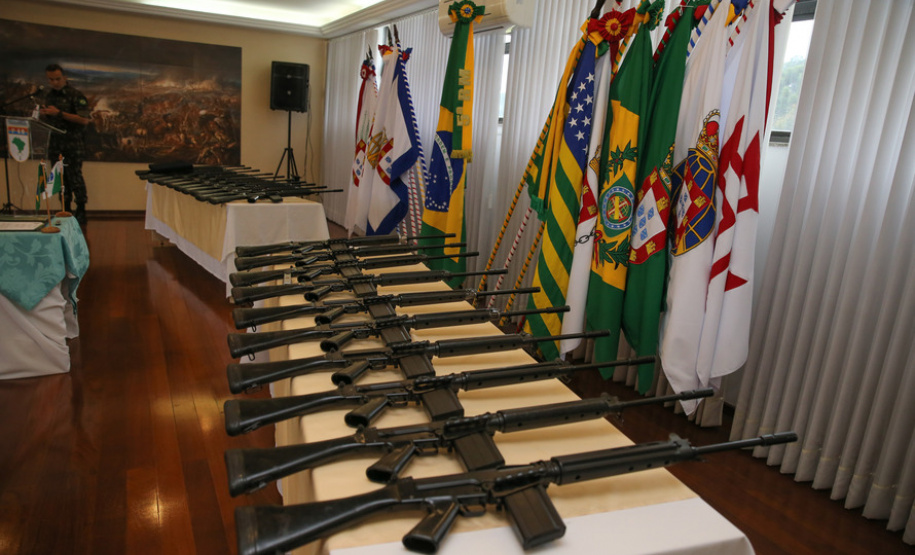 ​Paraná recebe 100 fuzis do Exército para reforçar segurança pública