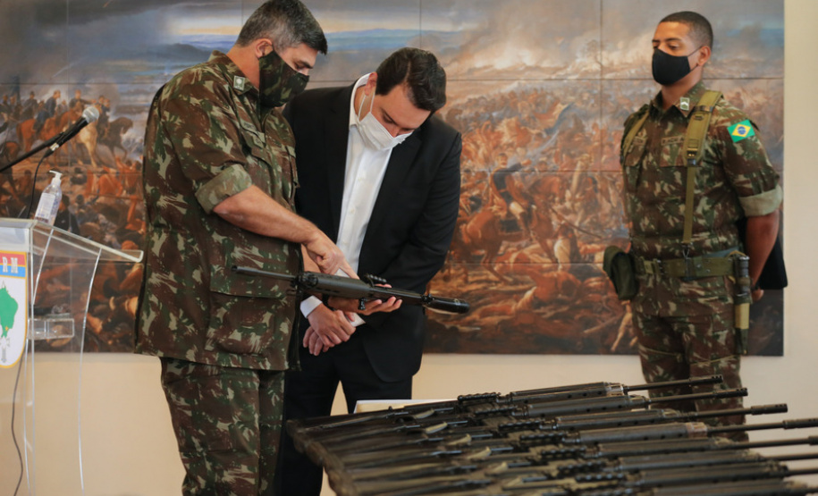 ​Paraná recebe 100 fuzis do Exército para reforçar segurança pública