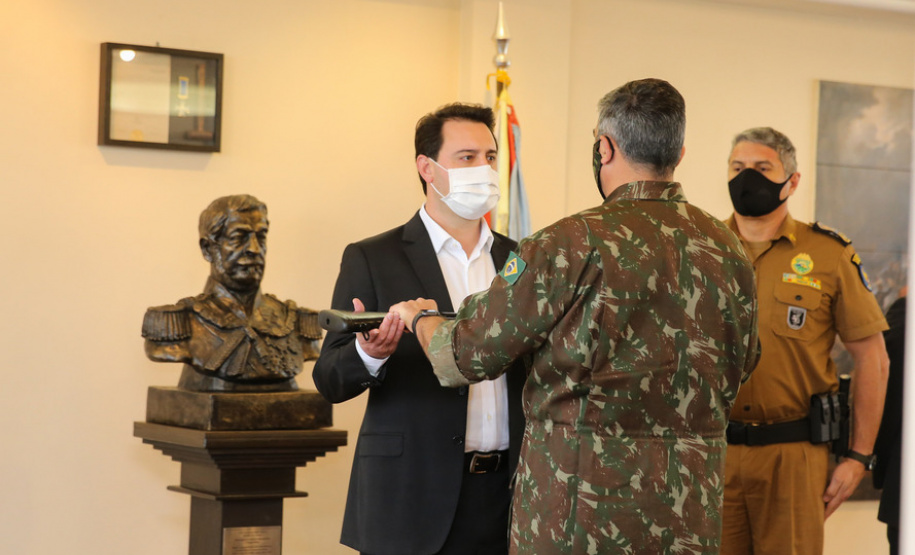 ​Paraná recebe 100 fuzis do Exército para reforçar segurança pública