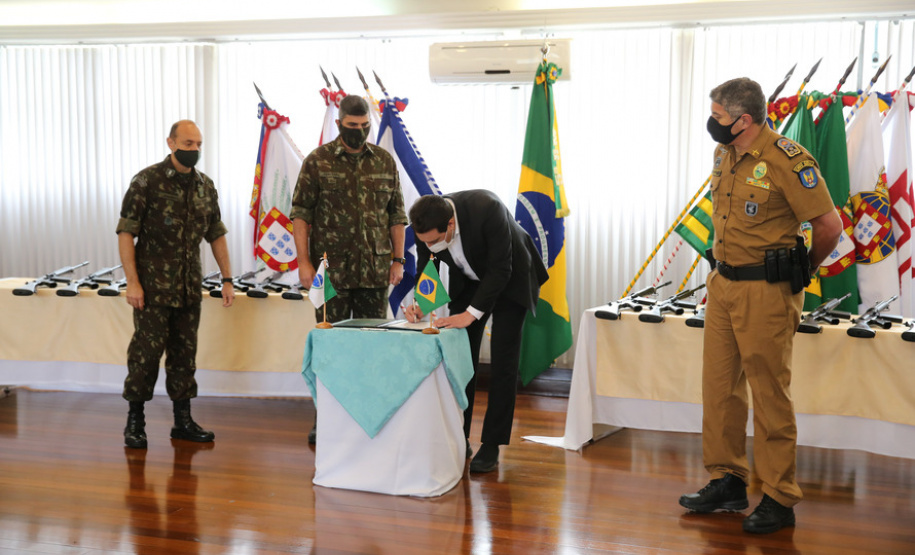 ​Paraná recebe 100 fuzis do Exército para reforçar segurança pública