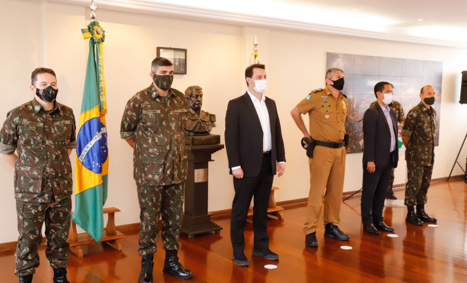 ​Paraná recebe 100 fuzis do Exército para reforçar segurança pública