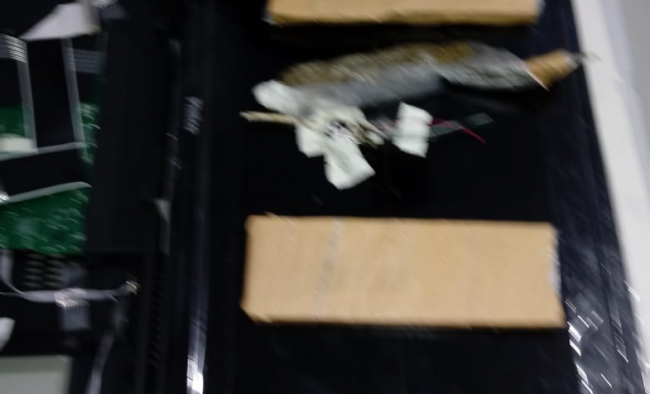 Depen apreende drogas e celulares dentro de televisores.