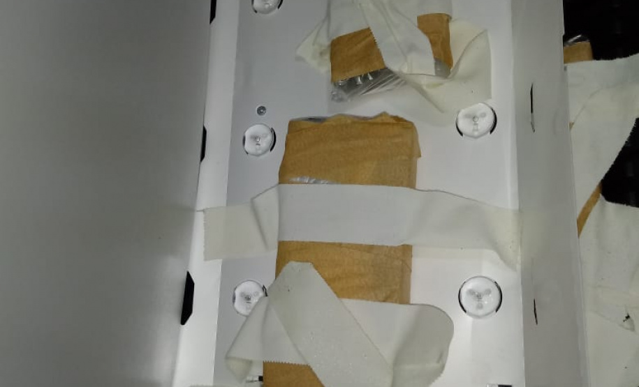 Depen apreende drogas e celulares dentro de televisores.