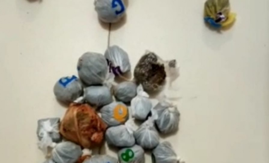 Em Londrina, PM apreende drogas, dinheiro e evita que ilícitos sejam jogados na PEL I em situações distintas