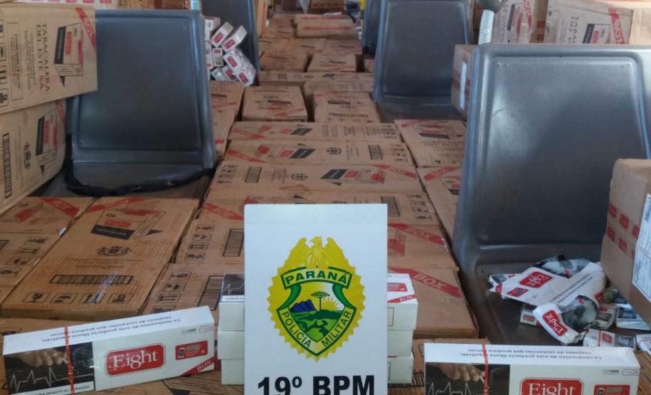 Ônibus carregado com mais de oito mil maços de cigarros é apreendido pela PM no Oeste do estado