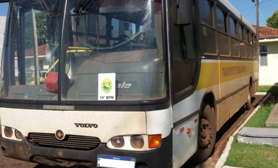 Ônibus carregado com mais de oito mil maços de cigarros é apreendido pela PM no Oeste do estado