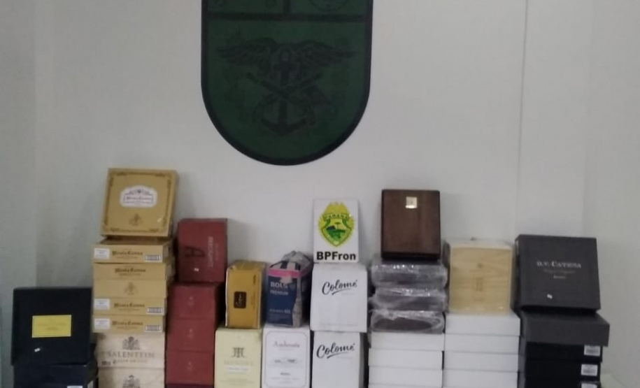 No Oeste do estado, BPFron apreende vinho contrabandeado e arma