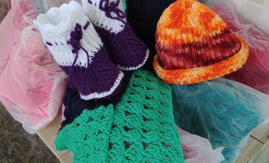 Presos da cadeia de Andirá confeccionam peças em lã para idosos