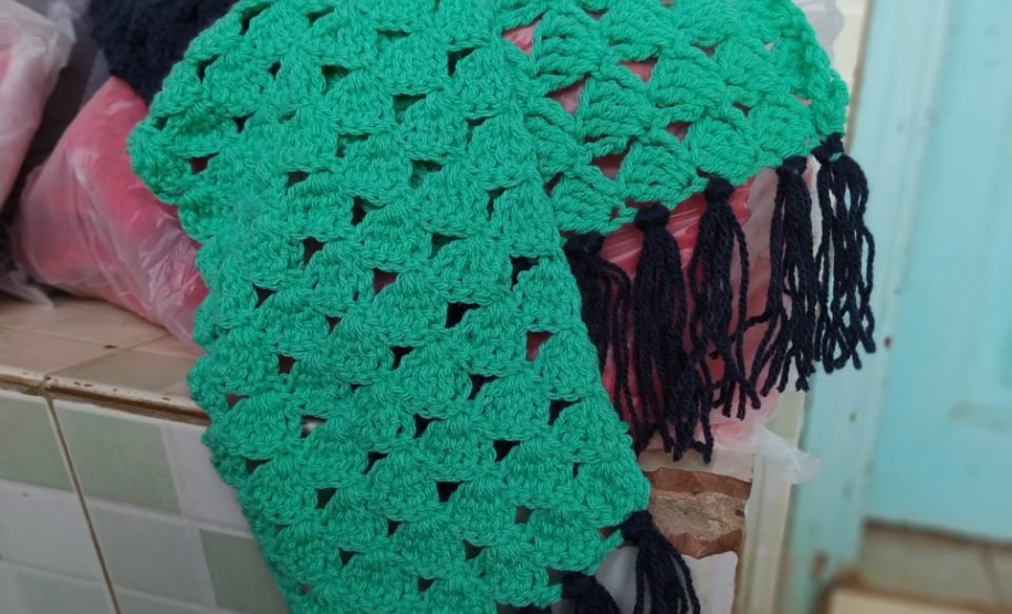 Presos da cadeia de Andirá confeccionam peças em lã para idosos