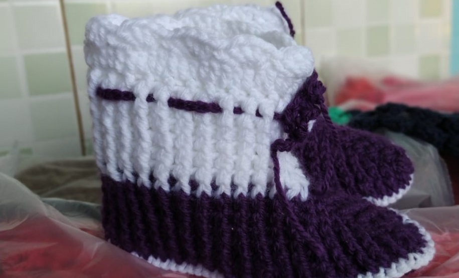 Presos da cadeia de Andirá confeccionam peças em lã para idosos