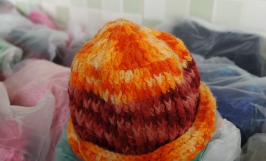 Presos da cadeia de Andirá confeccionam peças em lã para idosos