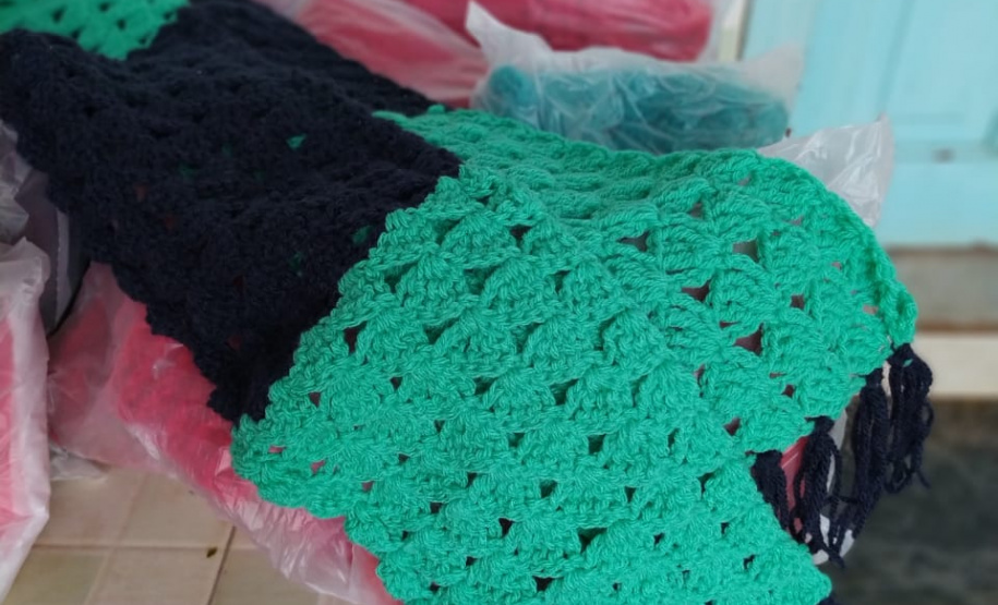 Presos da cadeia de Andirá confeccionam peças em lã para idosos