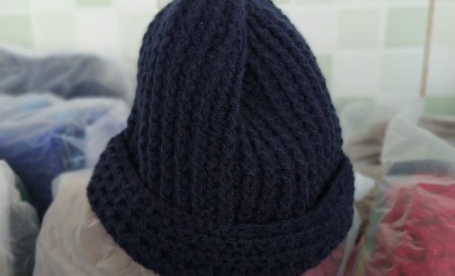 Presos da cadeia de Andirá confeccionam peças em lã para idosos