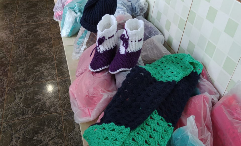 Presos da cadeia de Andirá confeccionam peças em lã para idosos