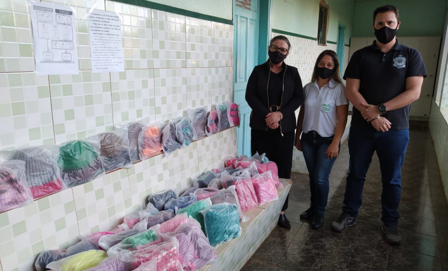 Presos da cadeia de Andirá confeccionam peças em lã para idosos