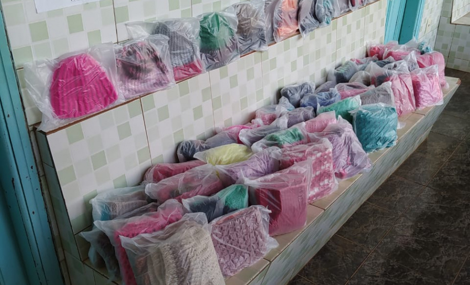 Presos da cadeia de Andirá confeccionam peças em lã para idosos