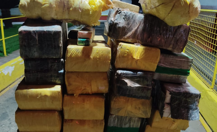 Carro com mais de meia tonelada de maconha capota em Cruzeiro do Oeste (PR)