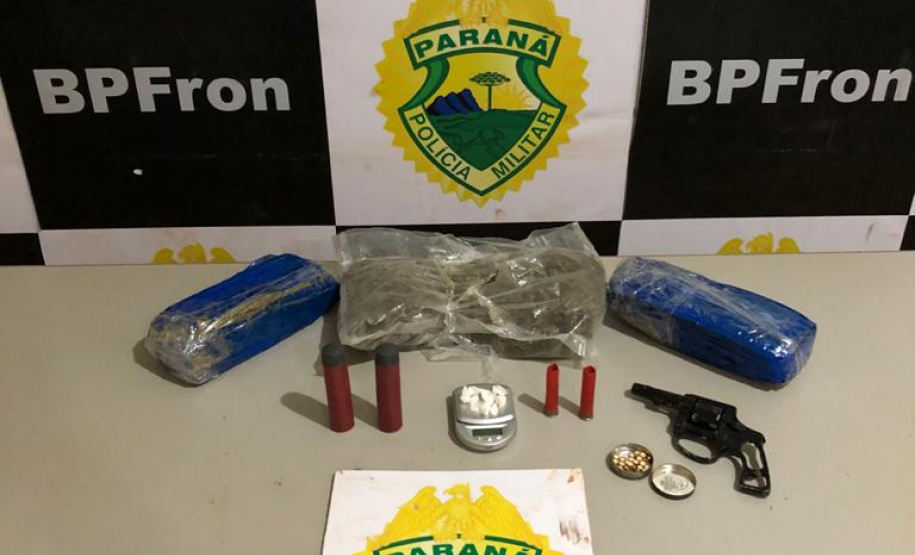 Durante a Operação Hórus, policiais do BPFron prendem mulher e apreendem mais de 1,6 quilo de drogas e arma de fogo em Guaíra (PR)