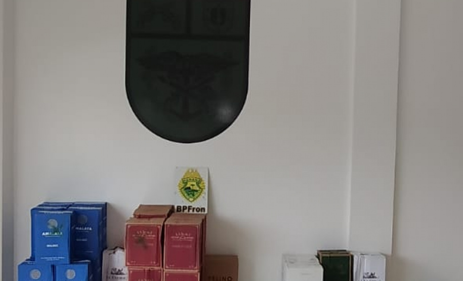 Carro carregado com 330 garrafas de vinho é apreendido pelo BPFron no sudoeste do Paraná