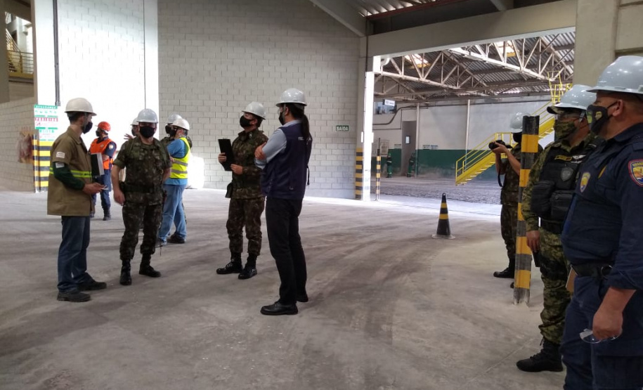 Policiais militares ambientais prestam apoio ao Exército na fiscalização de nitrato de amônio em Paranaguá