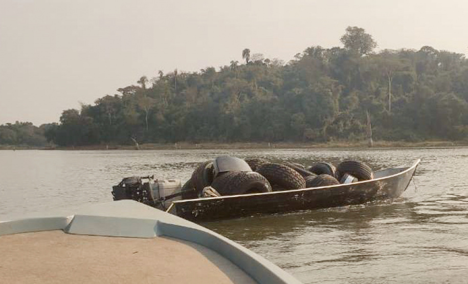 Operação Horus: PCRP, PMPR e PF apreendem embarcação com pneus contrabandeados no Lago Itaipu