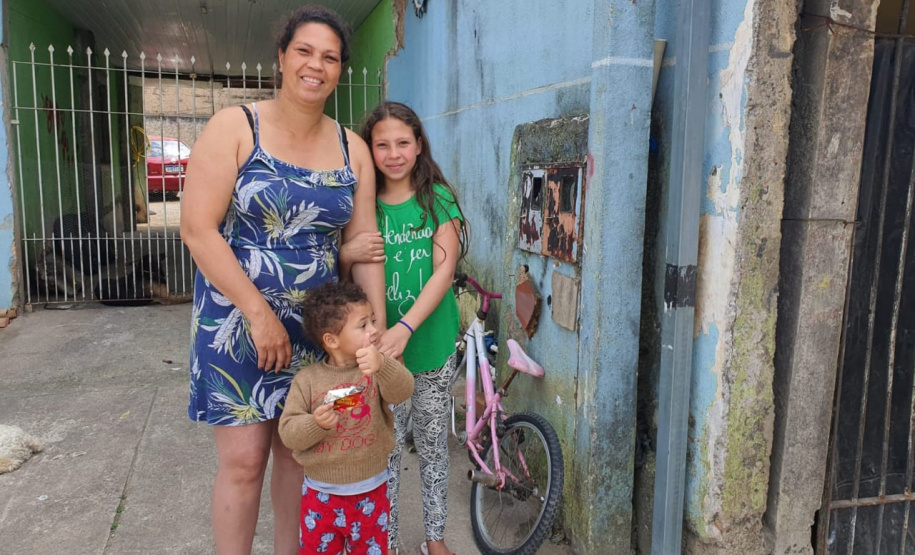 Policiais militares encontraram menina perdida na Linha Verde e tentam ajudar com vaquinha para comprar um cachorro