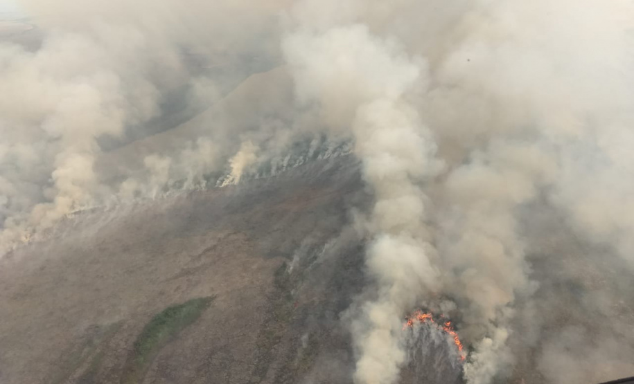 Helicóptero da PM auxilia no combate a incêndio em Ilha Grande
