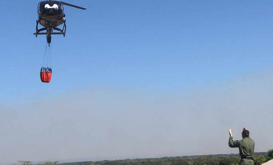 Helicóptero da PM auxilia no combate a incêndio em Ilha Grande