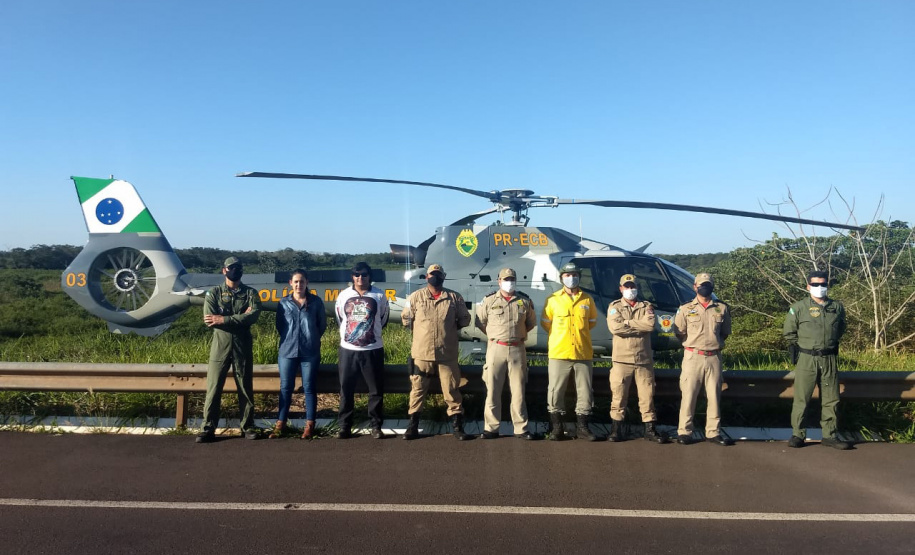 Helicóptero da PM auxilia no combate a incêndio em Ilha Grande