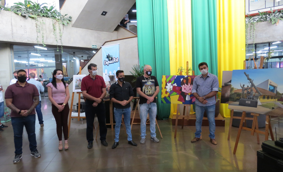 Exposição apresenta obras pintadas por presos de Cascavel