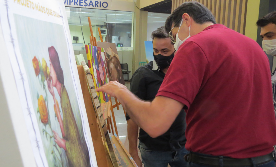 Exposição apresenta obras pintadas por presos de Cascavel