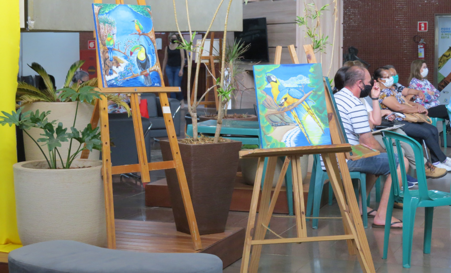 Exposição apresenta obras pintadas por presos de Cascavel