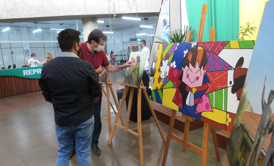 Exposição apresenta obras pintadas por presos de Cascavel