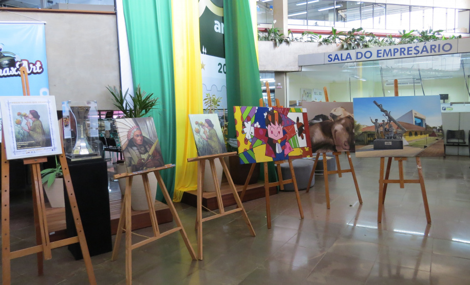 Exposição apresenta obras pintadas por presos de Cascavel