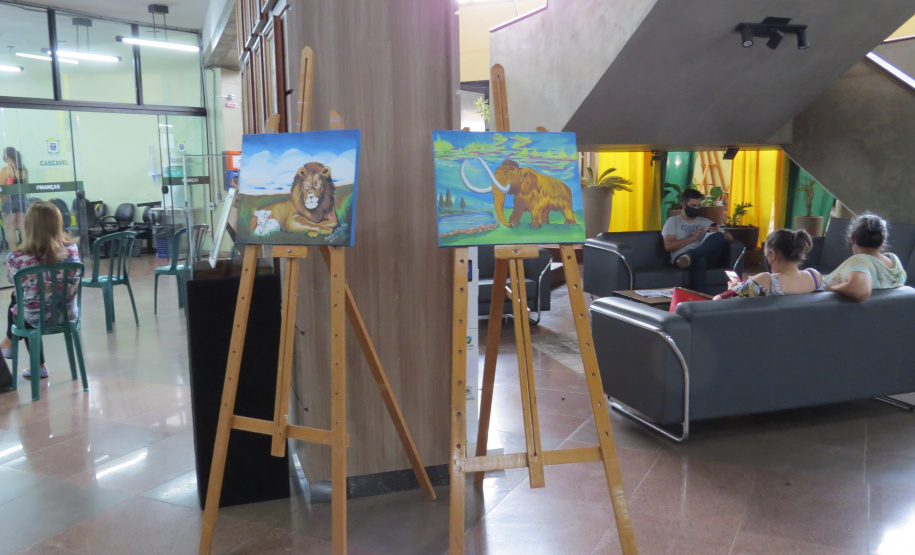 Exposição apresenta obras pintadas por presos de Cascavel