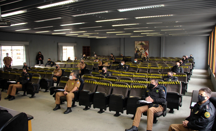 Comandantes de unidades de Curitiba recebem instrução sobre atendimento de ocorrências de violência doméstica