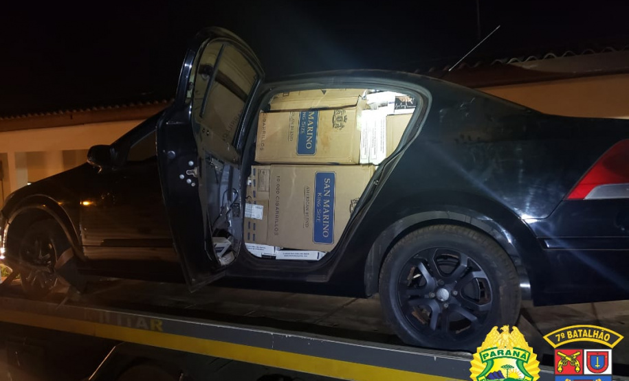 Carro com rádio comunicador lotado de cigarros paraguaios é apreendido pela PM em Cidade Gaúcha (PR)