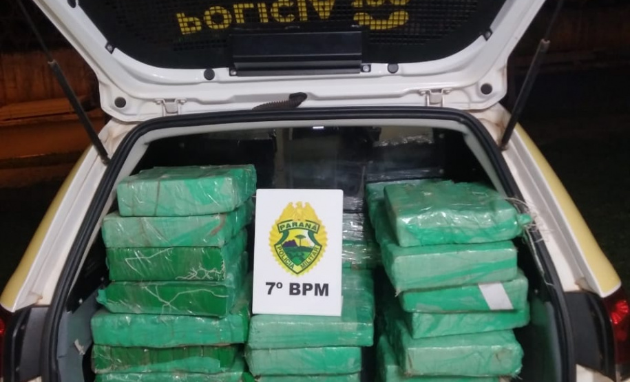 No noroeste do Paraná, PM apreende 170 quilos de maconha, arma e contrabandos