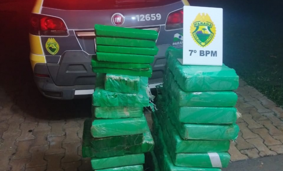 No noroeste do Paraná, PM apreende 170 quilos de maconha, arma e contrabandos