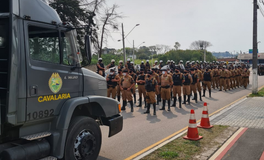 Pistola e 46 quilos de maconha são apreendidos durante a Operação Saturação do Regimento de Polícia Montada em Curitiba