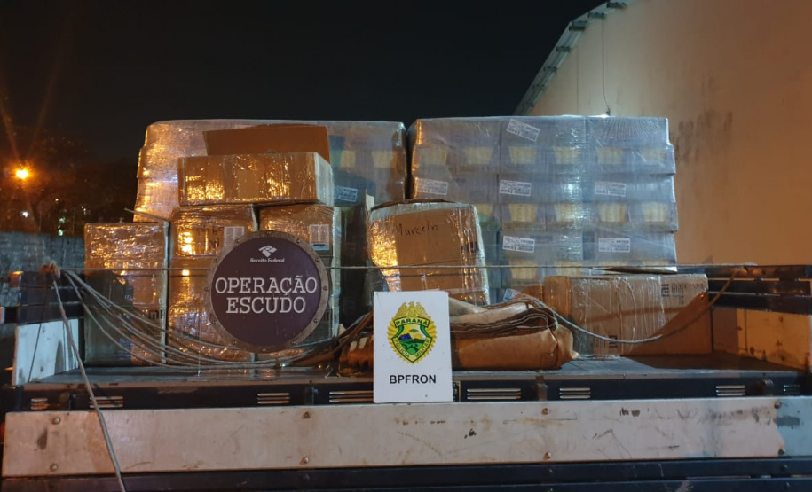 BPFron apreende dois caminhões e dois carros carregados com cigarros e eletrônicos contrabandeados no Oeste do estado