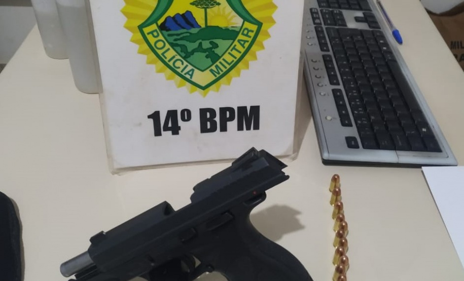 No Oeste do estado, PM apreende arma de fogo e carro carregado com contrabando em situações distintas