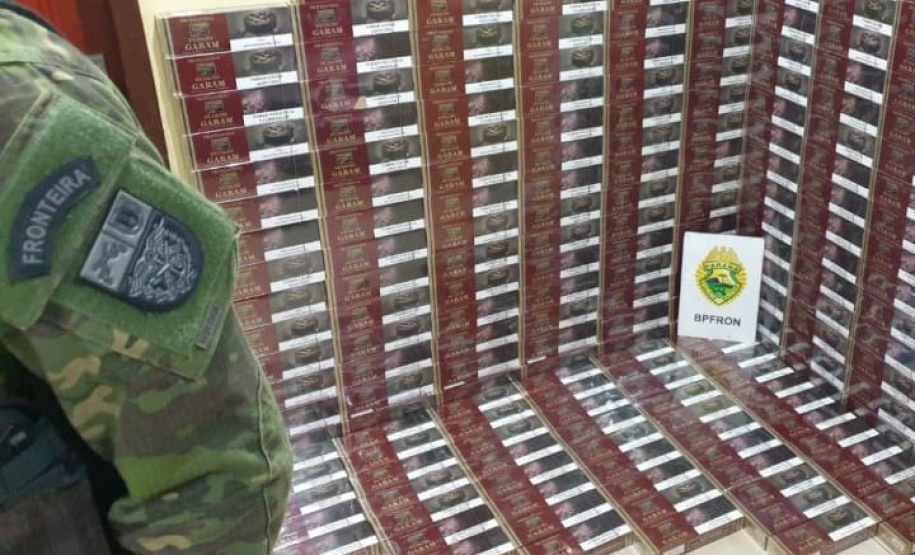 No Oeste do estado, PM apreende sete malas carregadas com cigarros contrabandeados