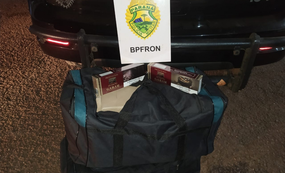 No Oeste do estado, PM apreende sete malas carregadas com cigarros contrabandeados
