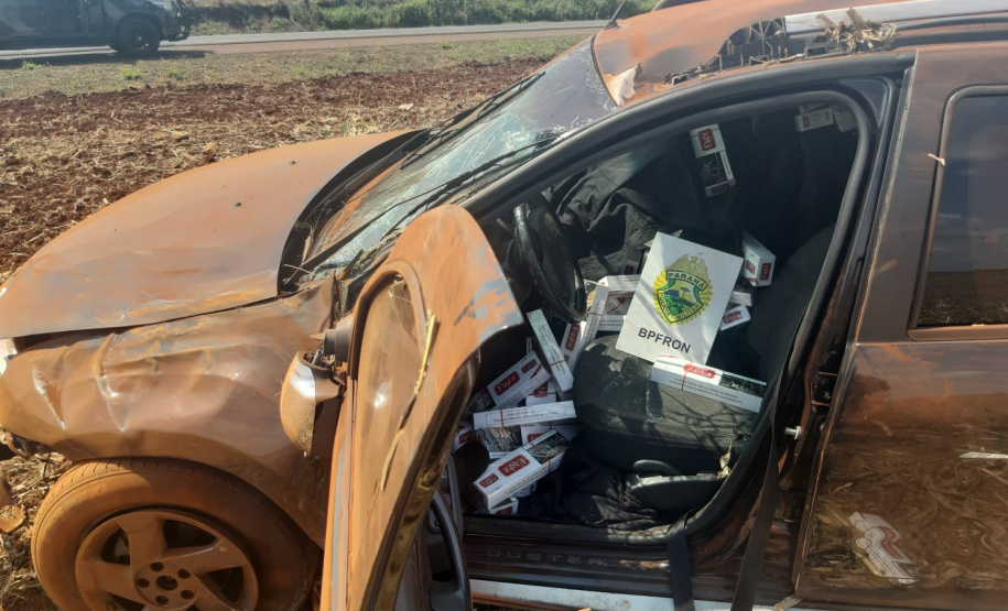 Carro capota com 1,6 mil pacotes de cigarros contrabandeados em Marechal Cândido Rondon