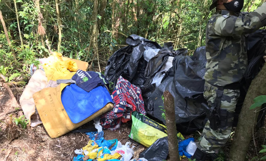 No final de semana, BPAmb-FV apreende arma de fogo, 800 caixas de cigarros contrabandeados e galos de rinha em situações distintas