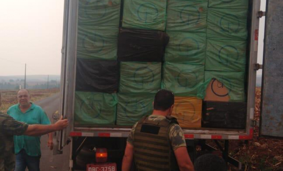 No final de semana, BPAmb-FV apreende arma de fogo, 800 caixas de cigarros contrabandeados e galos de rinha em situações distintas