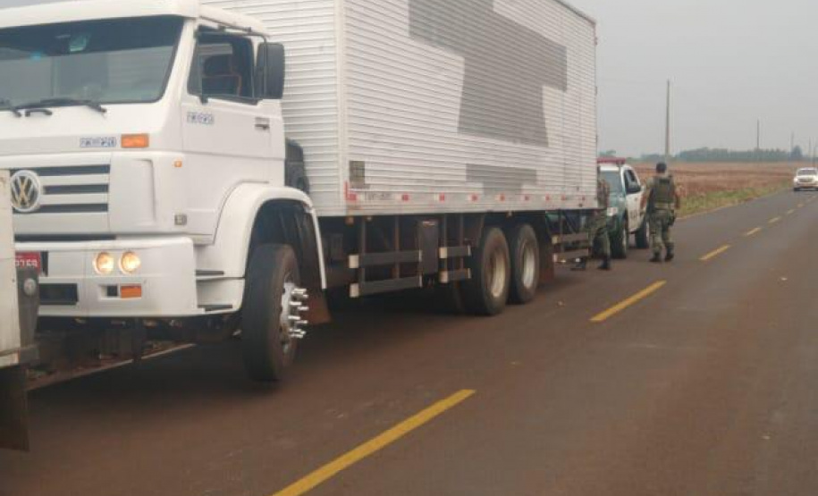 No final de semana, BPAmb-FV apreende arma de fogo, 800 caixas de cigarros contrabandeados e galos de rinha em situações distintas