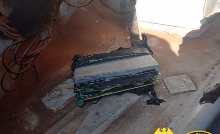 BPRv apreende dois carros carregados com três mil cigarros e dois equipados com rádio transmissor no Paraná